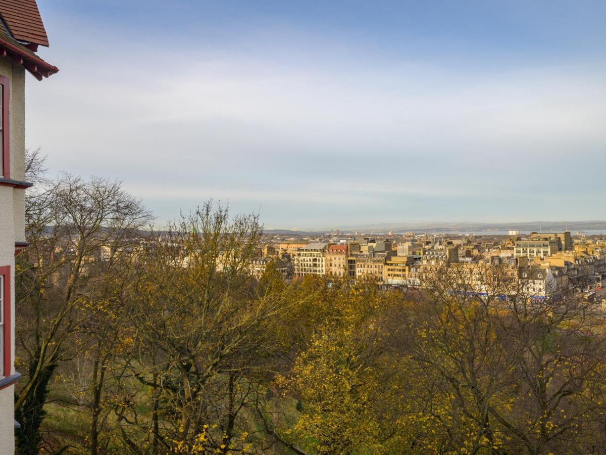 Pass The Keys Historic Ramsay Garden Apt With Balcony Views Edimburgo Exterior foto